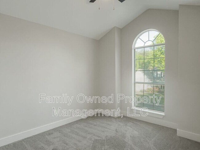 Building Photo - 105 Mallory Dr