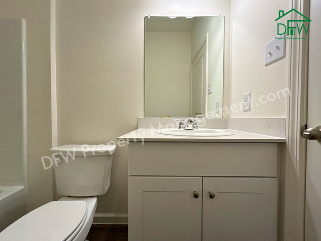 Building Photo - Spacious 5-Bedroom Home with Modern Upgrad...
