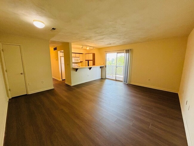 Building Photo - 824 Cascade Ct