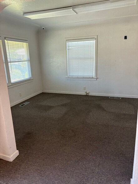 Building Photo - 1400 W Canal Dr