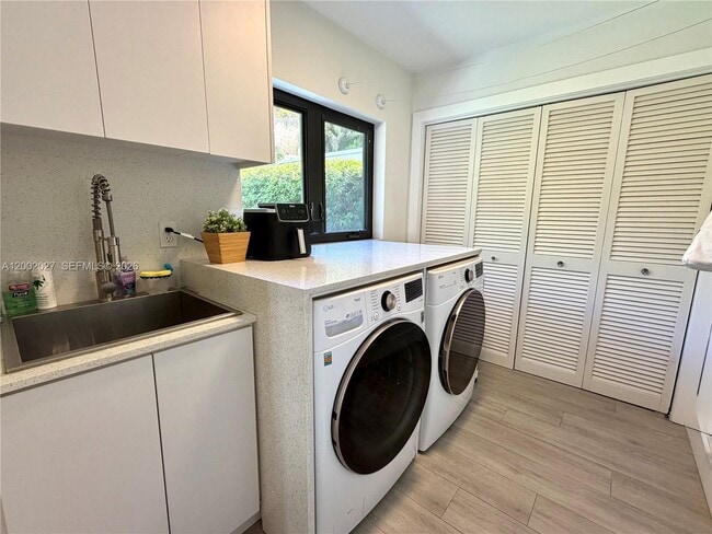 Building Photo - 815 Valencia Ave