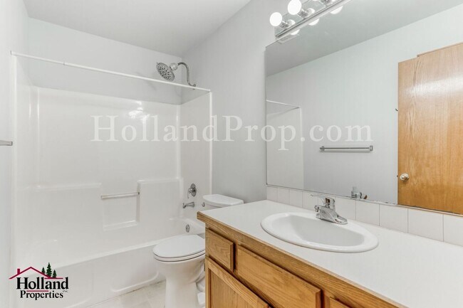 Building Photo - Pet-Friendly Hillsboro Home with Brand New Carpets and Fresh Paint!