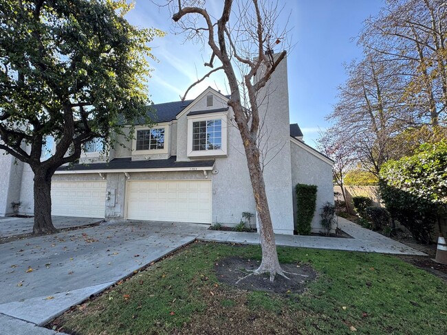 Building Photo - Spacious Central Ventura Townhome