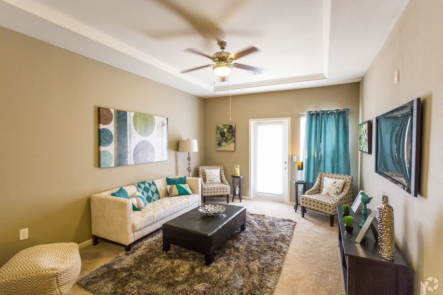 1BR, 1BA - Aspen - 828 SF - Living Room - Reserve at Oakleigh