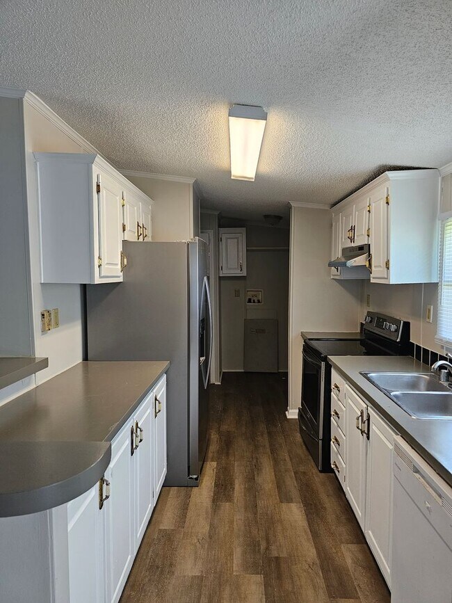 Building Photo - Renovated 3 Bedroom 2 Bath Home- Minutes from Shopping & Restaurants