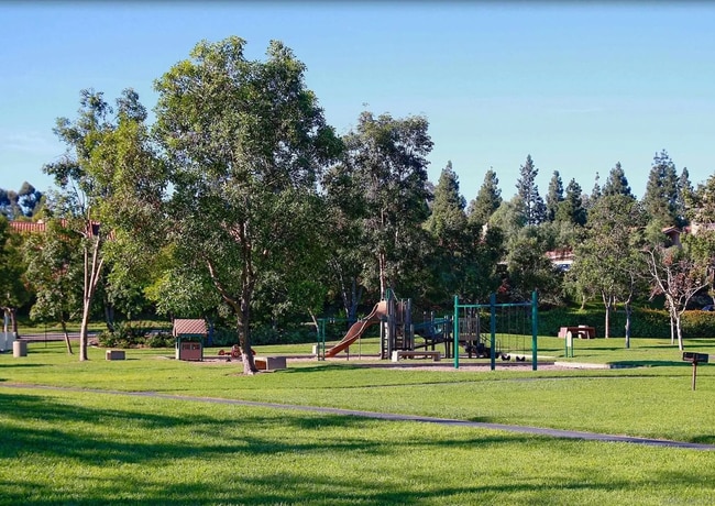 Building Photo - Beautiful 5B/3BA Home in Rancho Bernardo A...