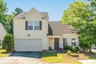 Building Photo - Spacious Single Family Home: Available July 10th