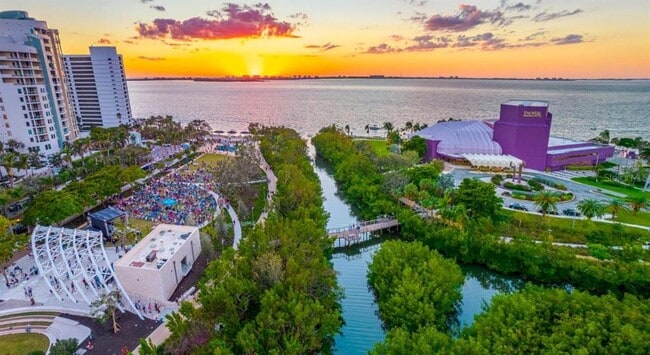 Building Photo - 800 N TAMIAMI Trl