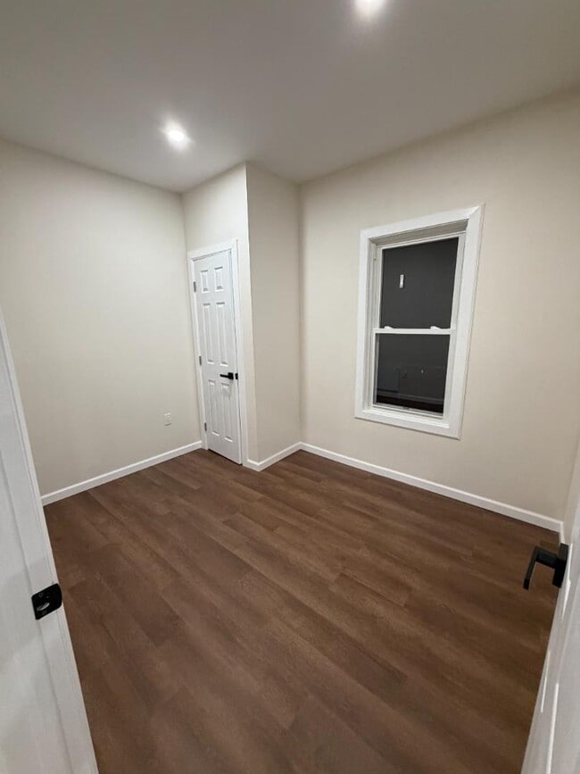 Building Photo - 6-36 Beach 22nd St