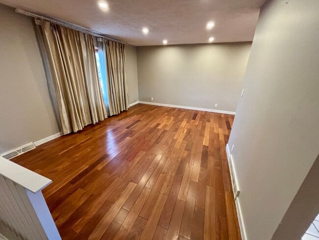 Building Photo - 13815 West Cir