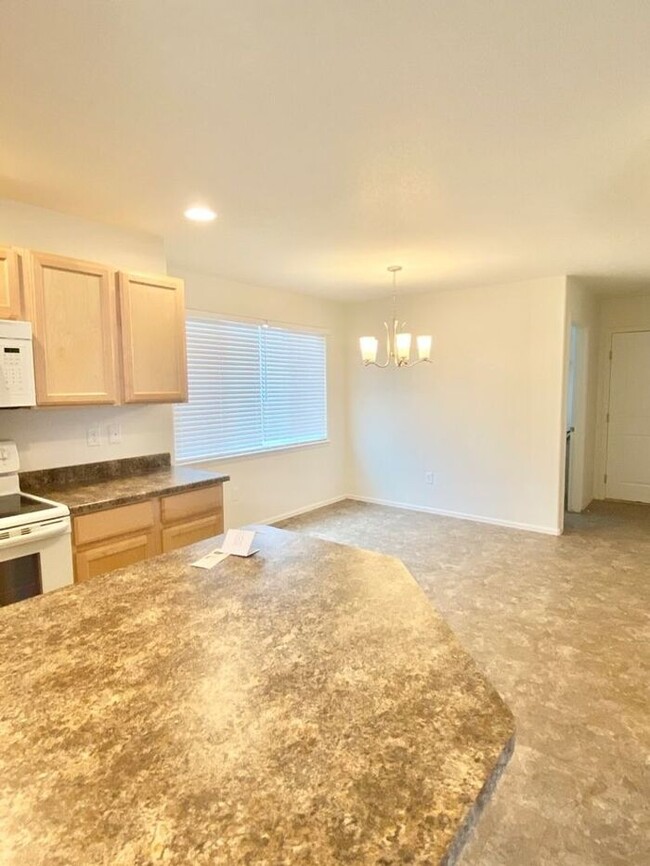 Building Photo - Beautiful 3 Bedroom 2 Bathroom Single Fami...