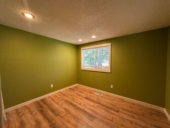 Building Photo - 3 Bed 2 Bath home with 2 Car Garage in Bellingham
