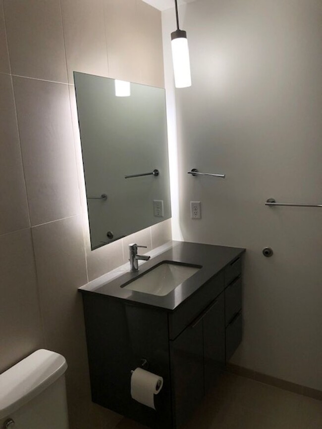 Building Photo - 2 Bedroom Condo in the Confluence!