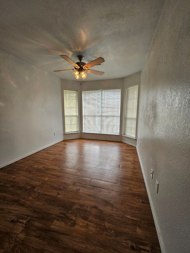 Building Photo - (3) Bed/(2) Bath in SW OKC/Moore Avail NOW! Pet Negotiable!