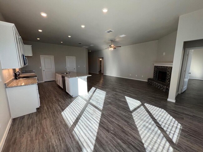 Building Photo - 2018 Kenwood Ave