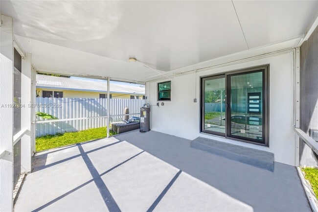 Building Photo - 2318 Scott St