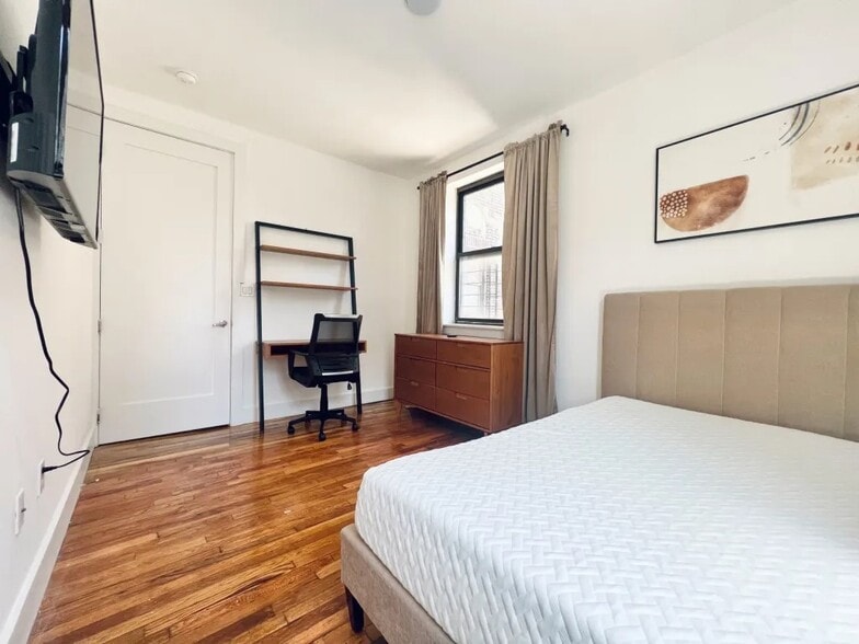 Building Photo - Furnished room/NOT APARTMENT