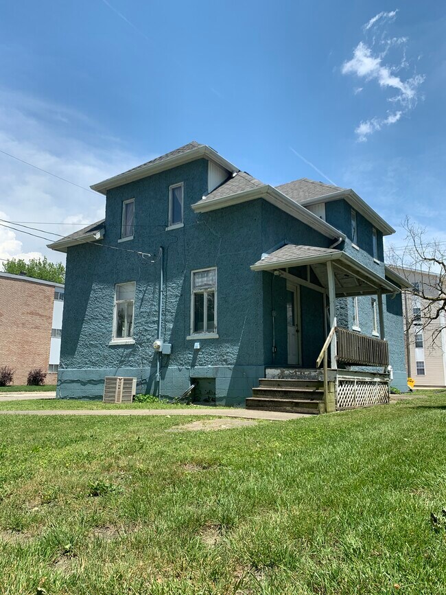 Building Photo - 1302 4th St