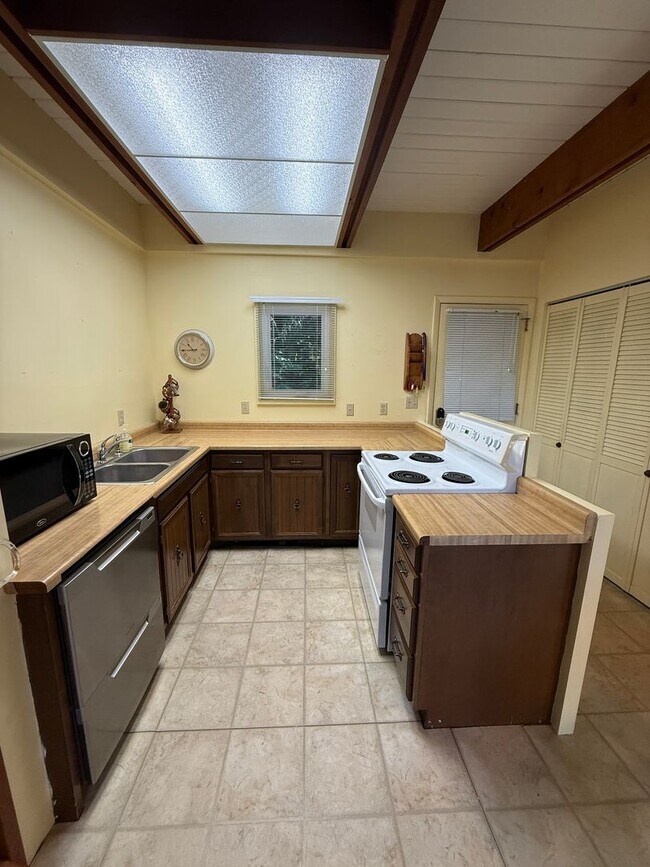 Building Photo - Cozy Huge 1 Bed with Loft and 2.5 Bath - H...