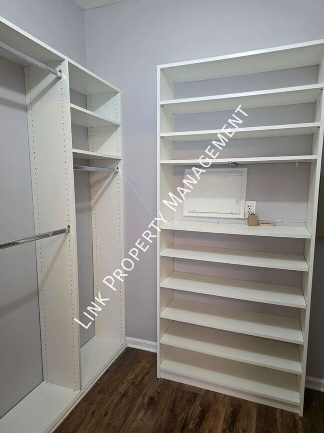 Building Photo - Beautiful One-Level Downstairs Condo in Prime Hamilton Place Location