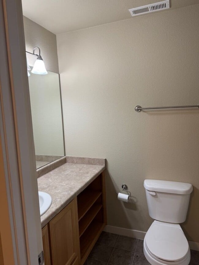 Building Photo - TOWNHOME/ 3 LEVELS W/ FENCED YARD AND GARA...