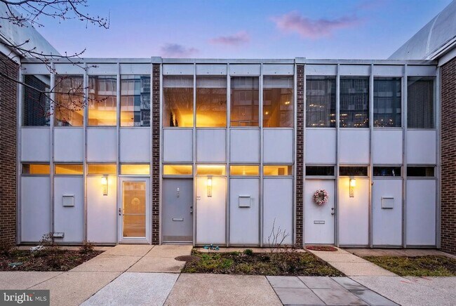 Building Photo - 302 N St SW