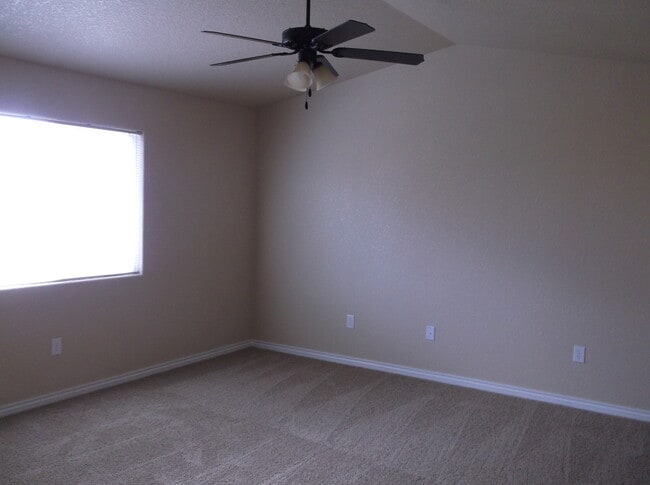 Building Photo - 3 BEDROOM, 2.5 BATH, 2 CAR ATTACHED GARAGE TOWNHOUSE