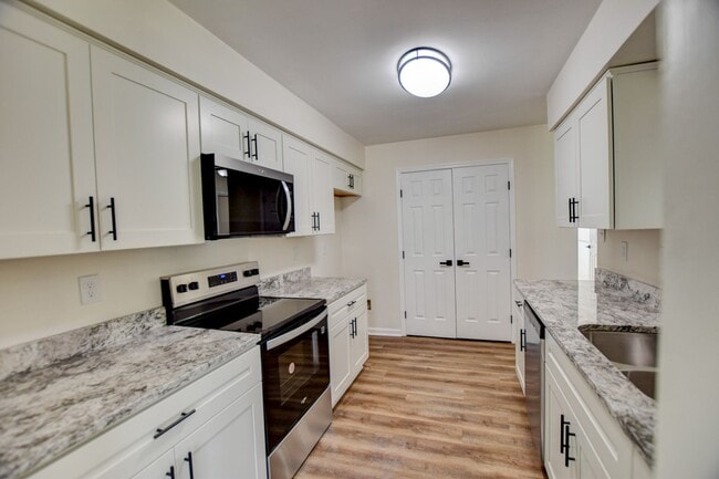 Building Photo - 3900 Raintree Ct