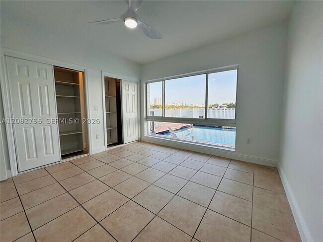 Building Photo - 946 Bay Dr E