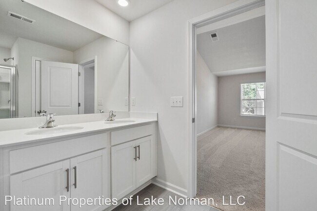 Building Photo - 5 br, 3 bath House - 16116 Trenton Green Lane