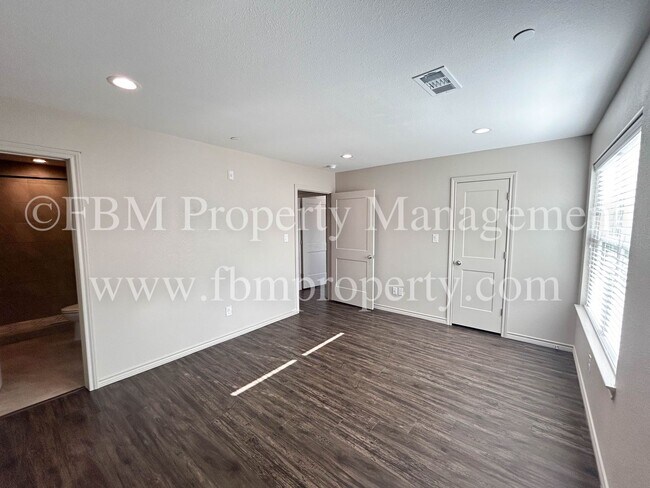 Building Photo - Hidden Creek Townhomes, Unit 611 - Downstairs 2 Bedroom, 2 Bathroom Home in Ennis, TX