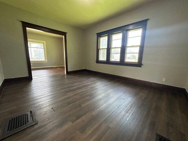 Building Photo - 3 bed, 1 bath home for rent in Waterloo