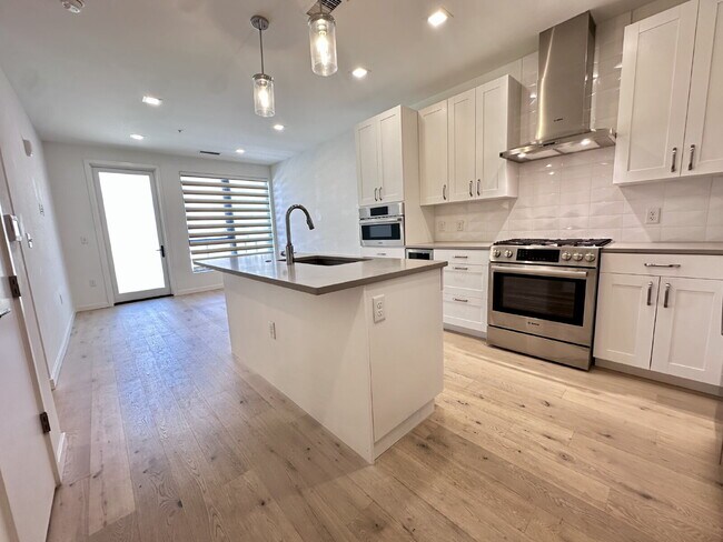 Building Photo - Stunning Denver Condo with Assigned Garage...