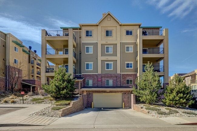 Building Photo - $1,800 - Updated One Bedroom Unit with Bon...