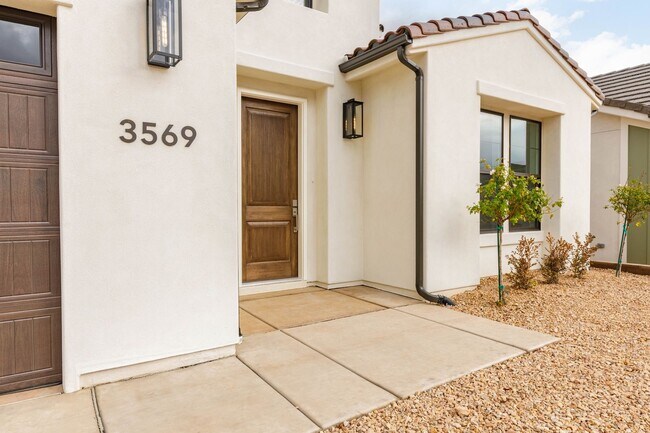 Building Photo - Beautiful New Home with access to community pool