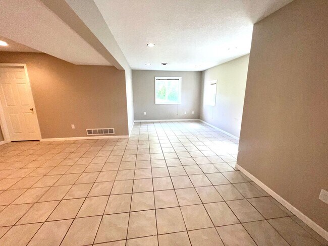 Building Photo - Spacious 3-bed, 2-bath Single Family Home!