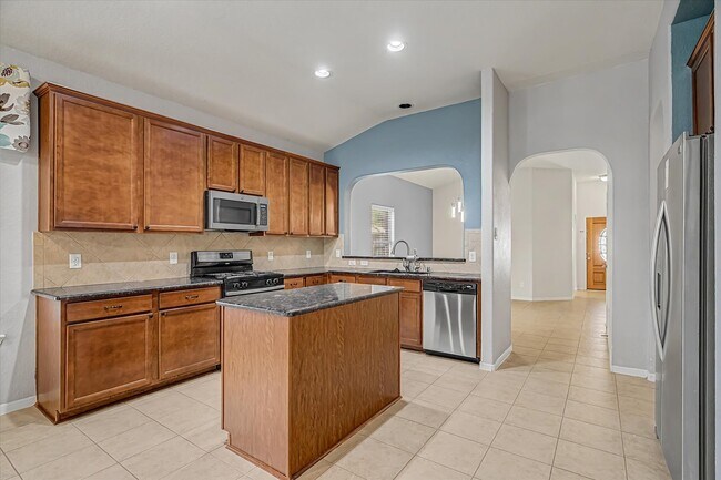 Building Photo - 623 W Newport Bend