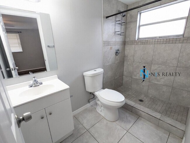 Building Photo - BEAUTIFUL, Large - 4/2 1500 Sq. Ft., Renov...