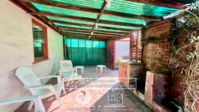 Building Photo - Beautiful 3 bedroom home with large backya...