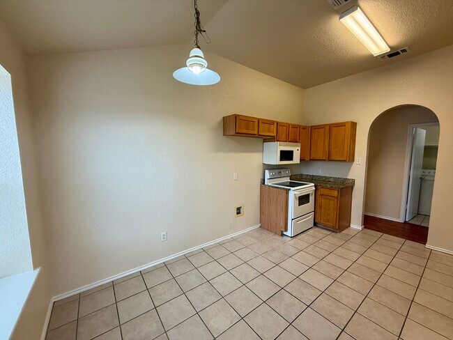 Building Photo - Beautiful 3 bedroom, 2 bathroom home in th...