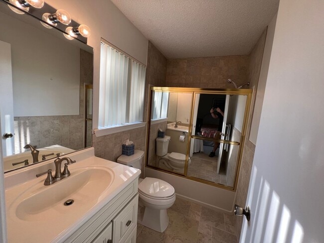 Building Photo - FURNISHED 2 BEDROOM/2 BATH UNIT 2ND FLOOR