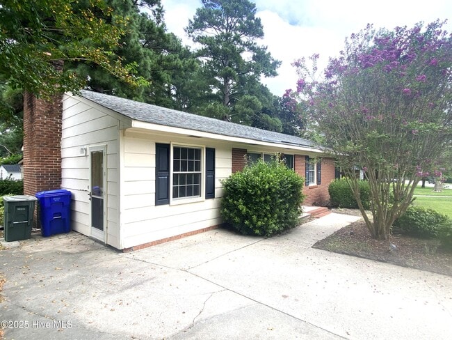 Building Photo - 104 Nichols Dr