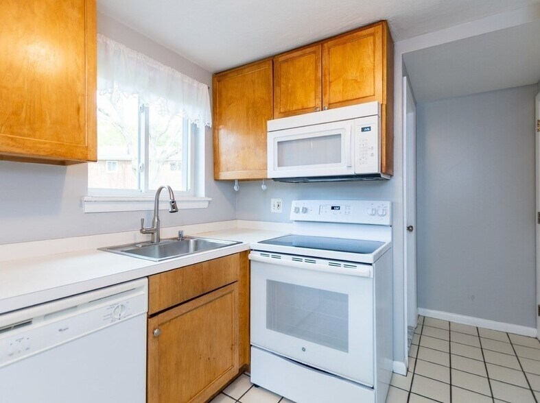 Kitchen - 52 Wilson Dr