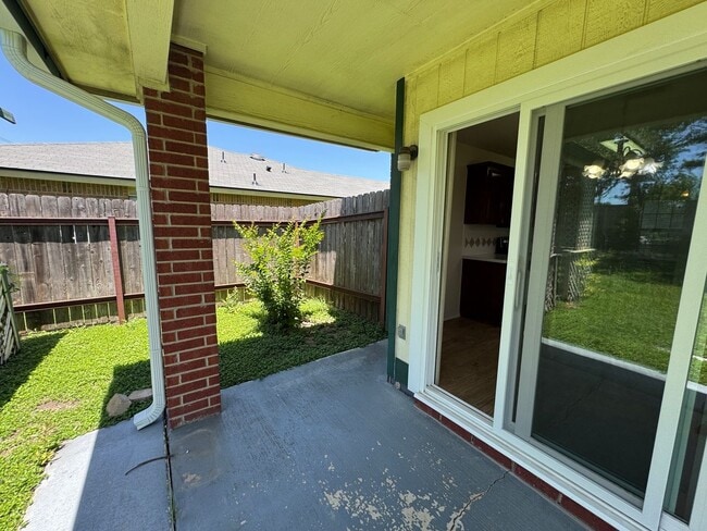 Building Photo - 1204 Bristol Dr