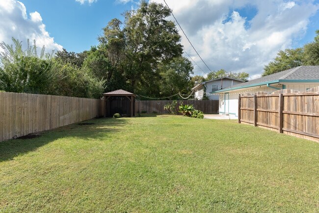 Building Photo - 3995 Tom Ln Dr