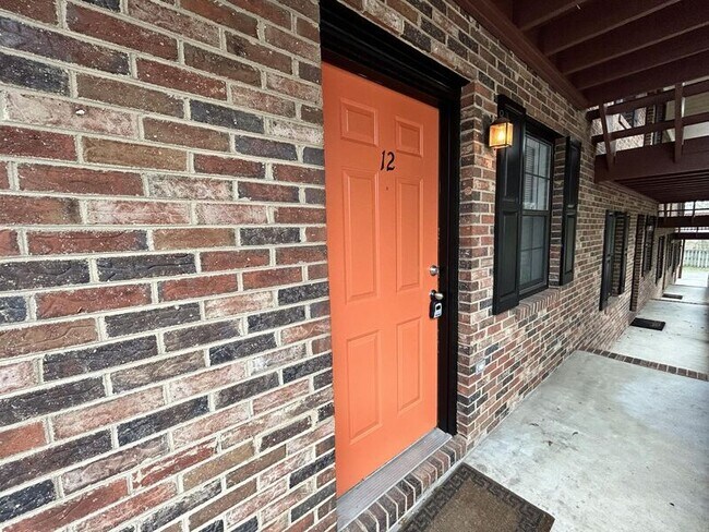 Building Photo - 204 Calhoun St