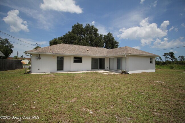 Building Photo - 3002 Edgewood Dr NE