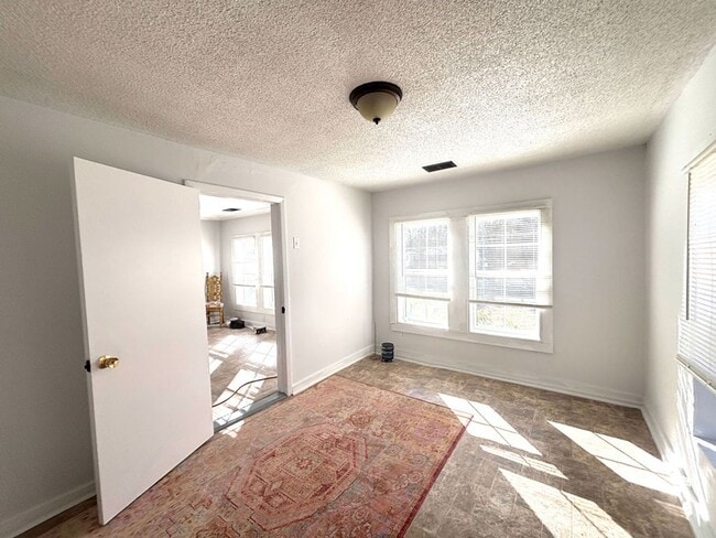 Building Photo - Country Living in Huger!