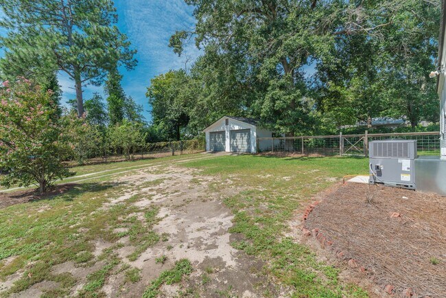 Building Photo - Charming 3-bedroom/2-bath single-family ho...