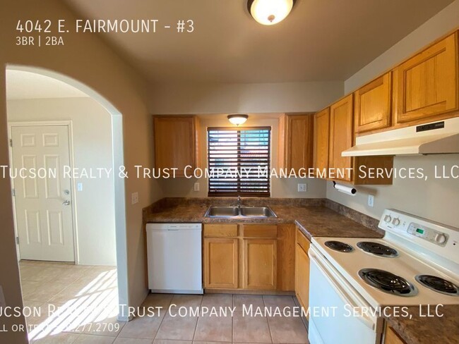 Building Photo - Spacious 3-bedroom unit!